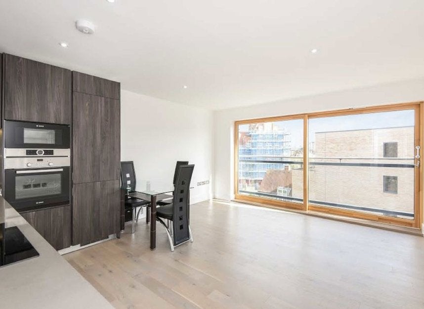 Flat Vinery Way in Greater London