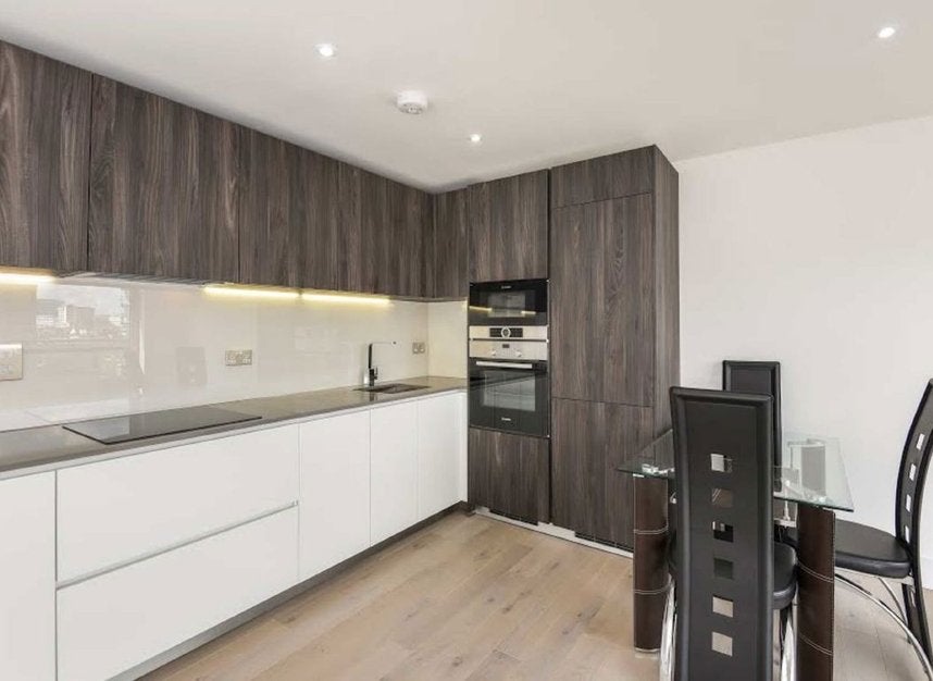 Flat Vinery Way in Greater London