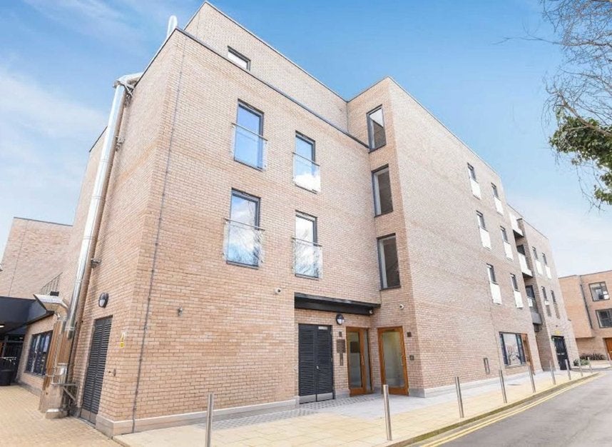 Flat Vinery Way in Greater London