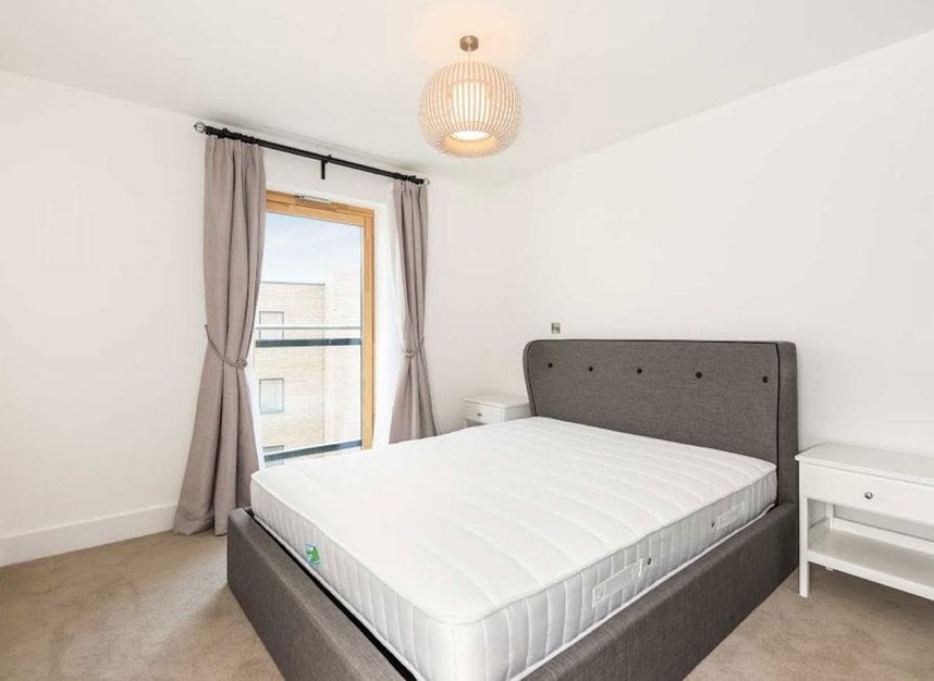 Flat Vinery Way in Greater London