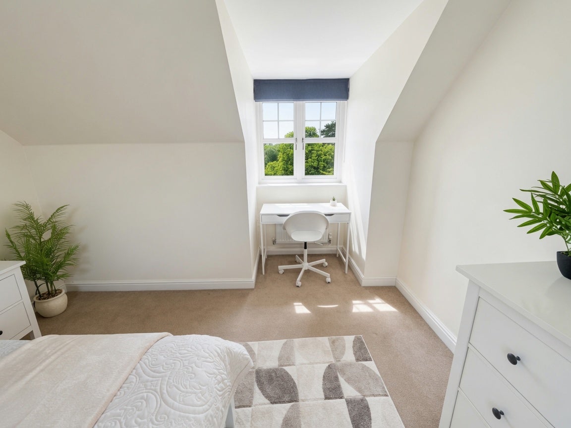 Room Ashengate Way in Wealden