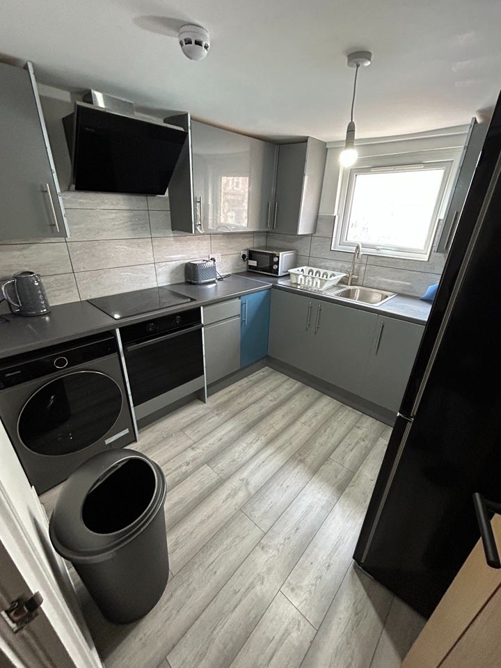 Room Commercial Road in Greater London