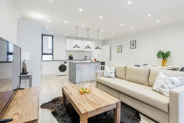 Flat Grange Road in Greater London