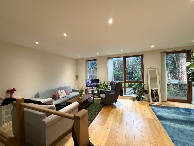 Room Meadow Road in Greater London