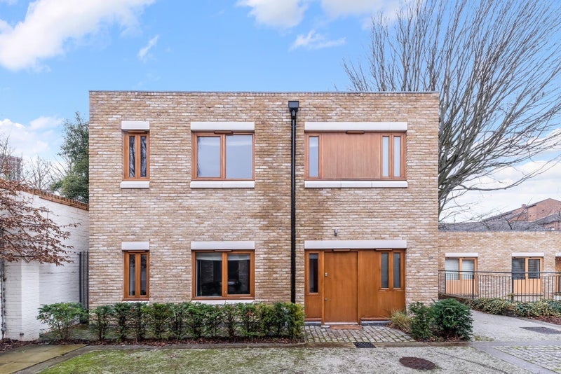 Room Meadow Road in Greater London