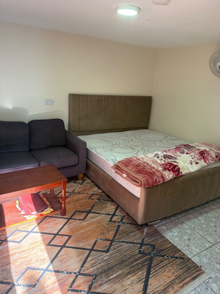 Flat Hartington Road in Greater London