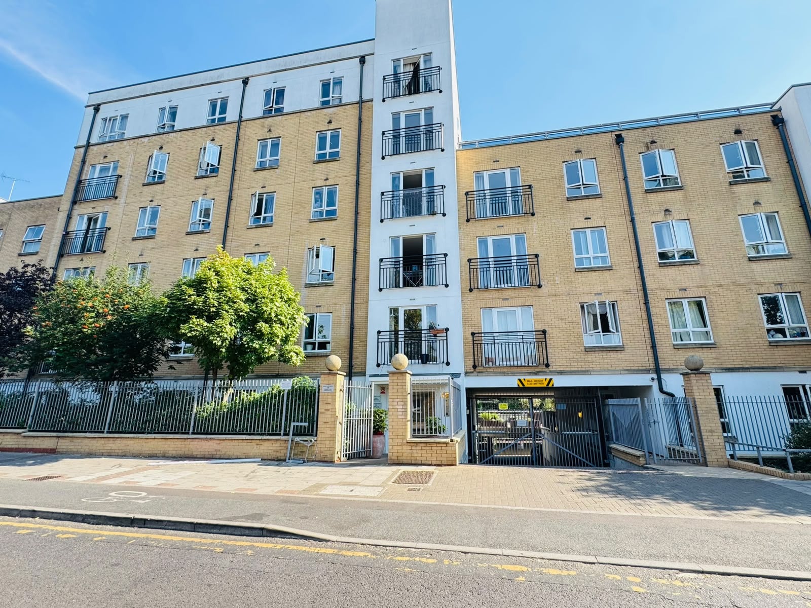 Flat Windmill Lane in Greater London