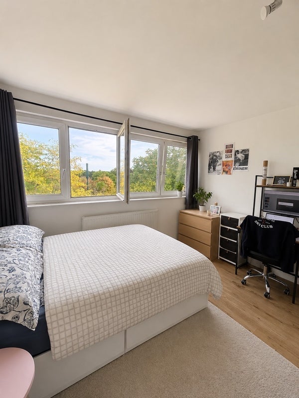 Room Treherne Court in Greater London