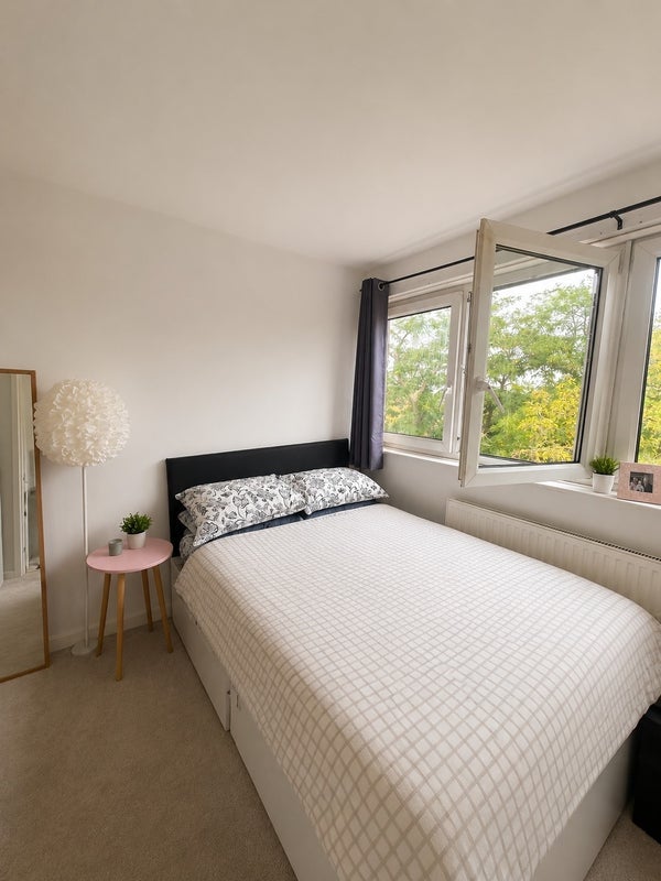 Room Treherne Court in Greater London