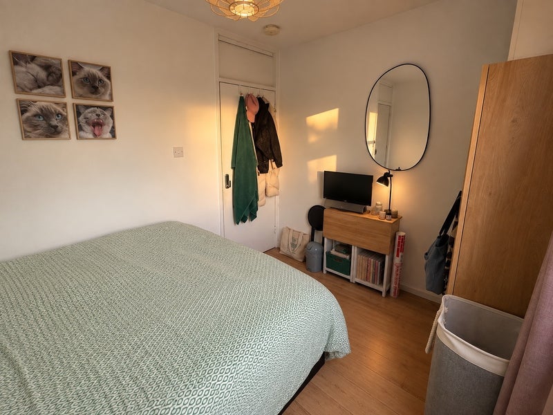 Room Treherne Court in Greater London