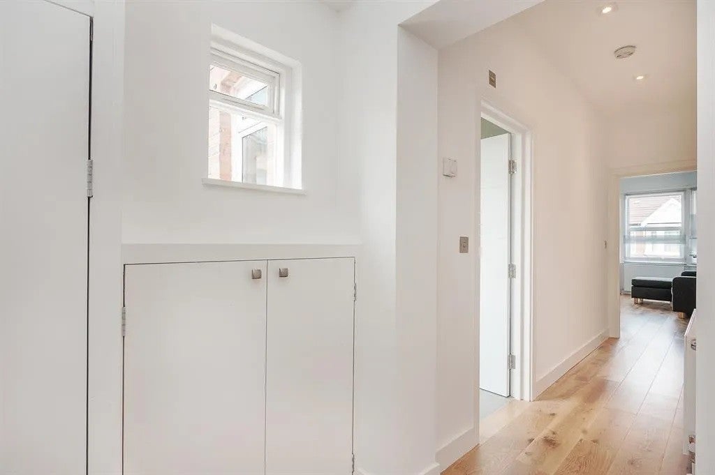 Flat Kings Road in Greater London