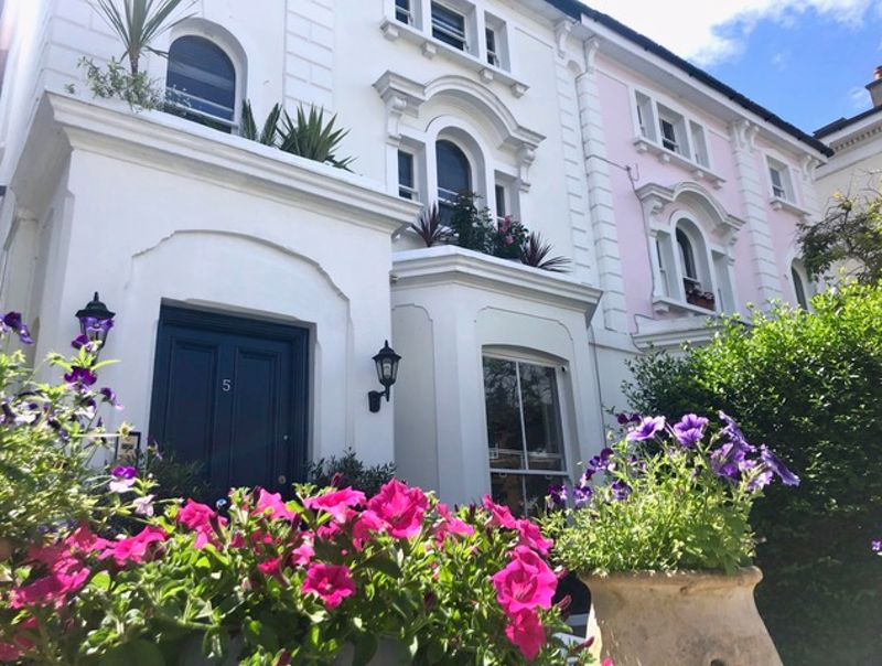 Flat Abbot's Place in Greater London