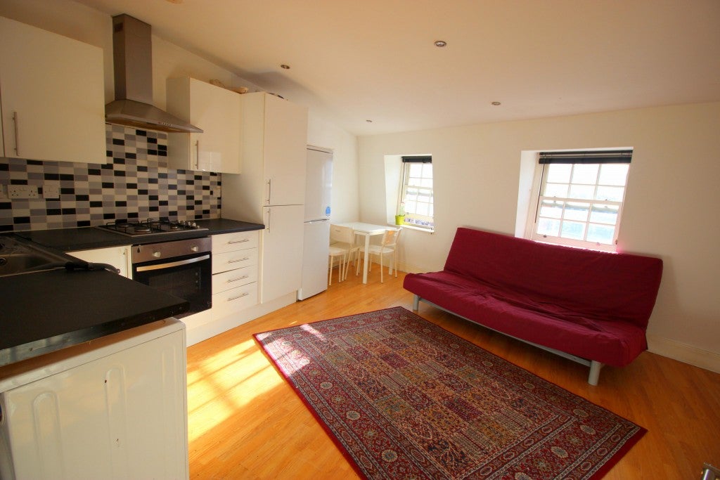 Flat Ratcliffe Lane in Greater London