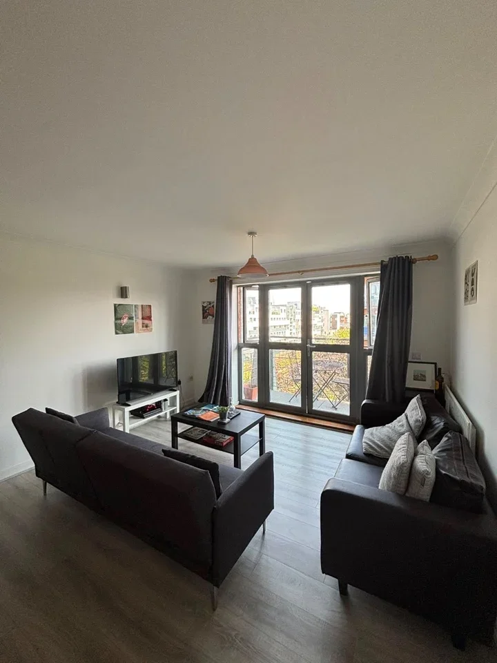 Flat Heathstan Road in Greater London