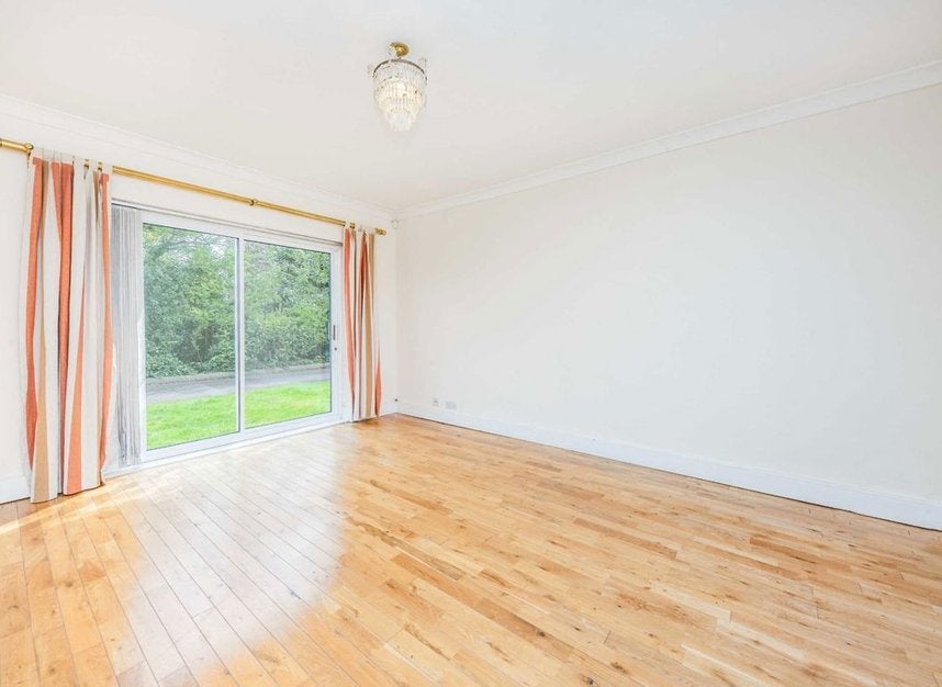 Flat The Downs in Greater London