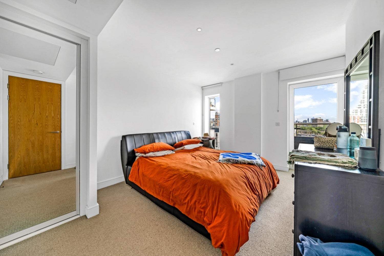 Flat Juniper Drive in Greater London