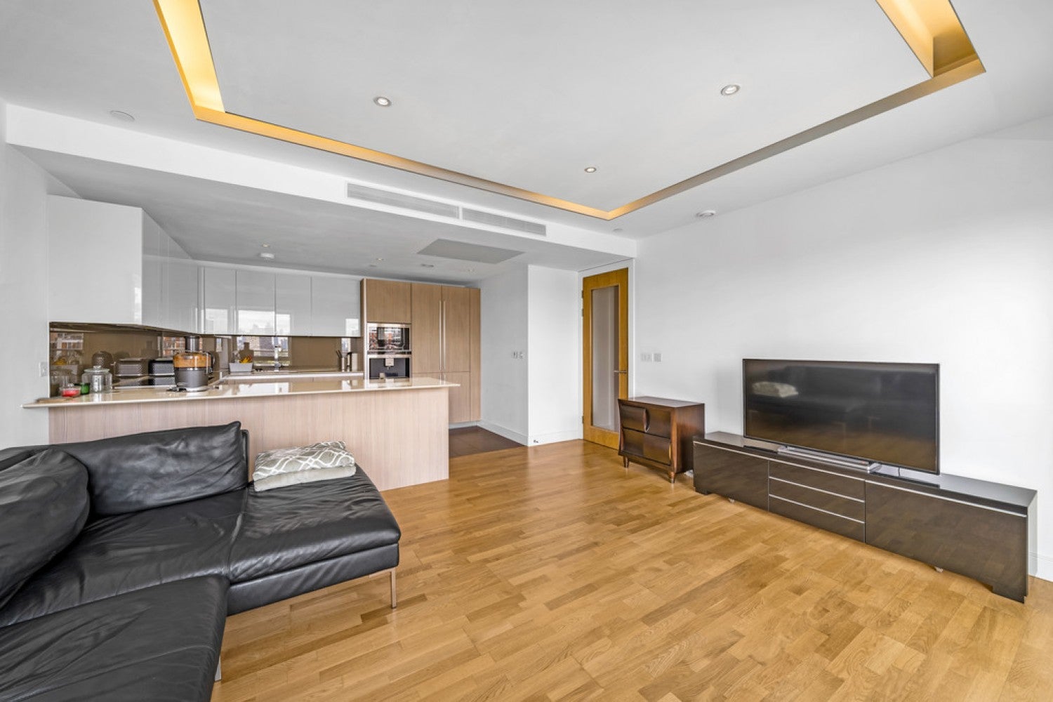 Flat Juniper Drive in Greater London