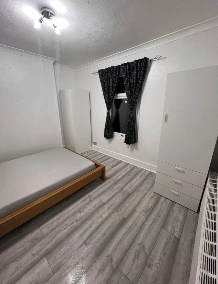 Room New Road in Greater London