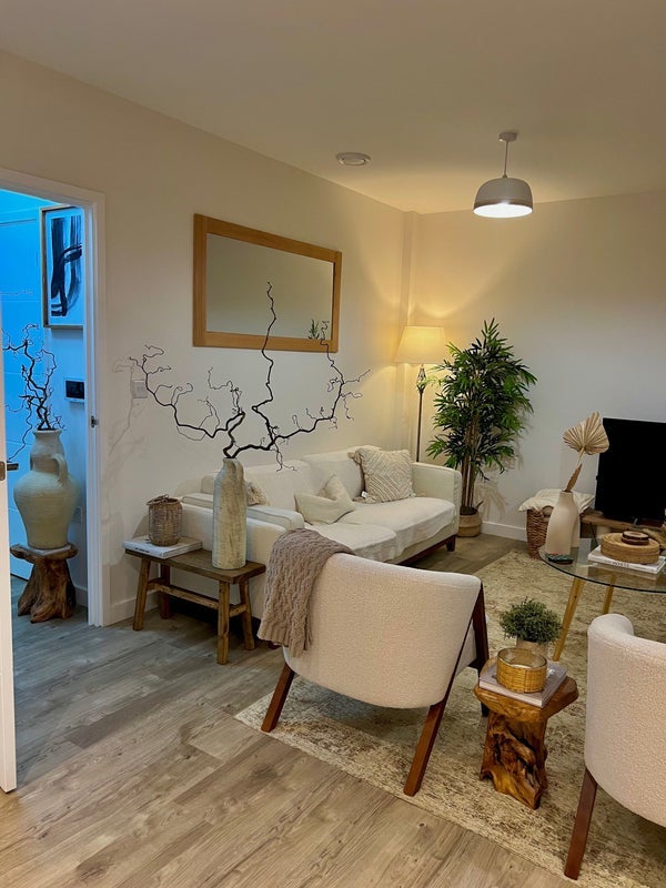 Room Pier Way in Greater London