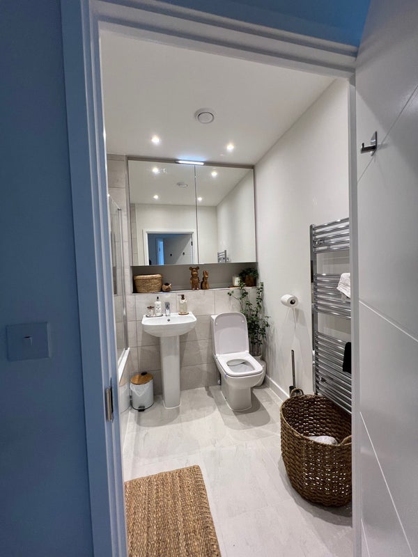 Room Pier Way in Greater London