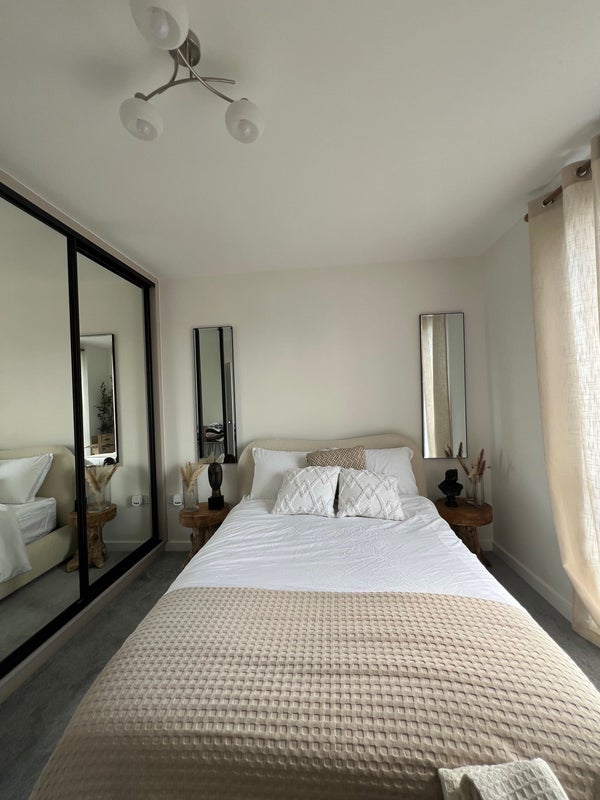 Room Pier Way in Greater London