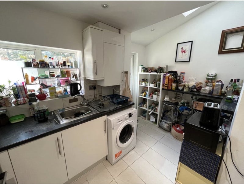 Room Arnold Road in Greater London