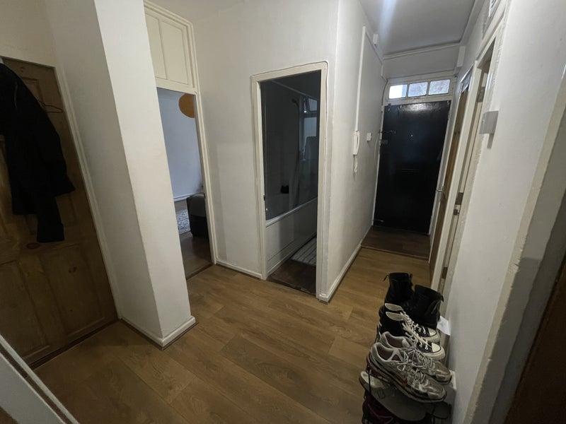 Room Bow Road in Greater London