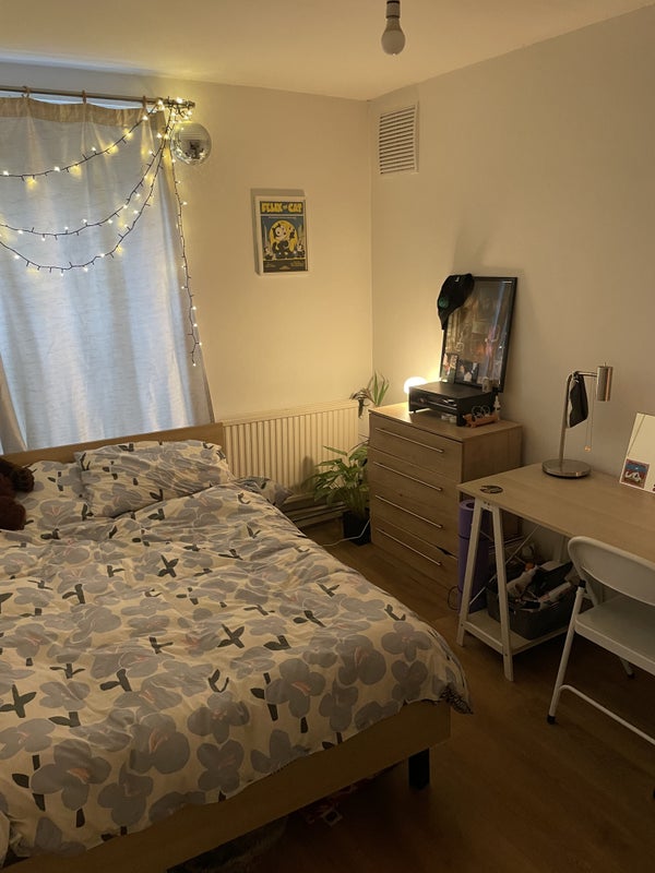 Room Bow Road in Greater London