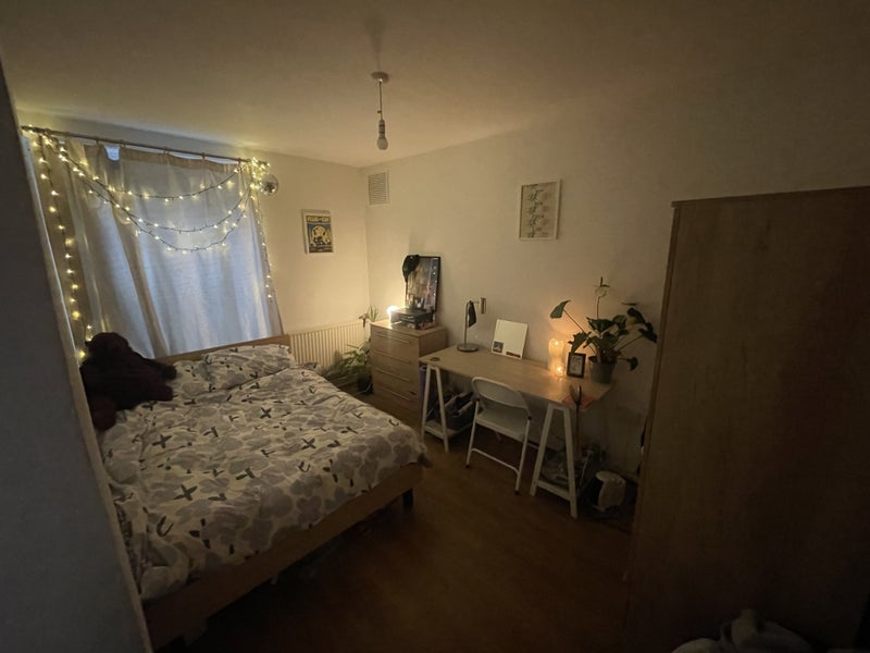 Room Bow Road in Greater London
