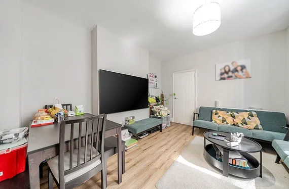 Flat Hoyle Road in Greater London