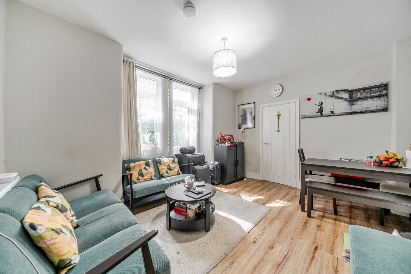 Flat Hoyle Road in Greater London