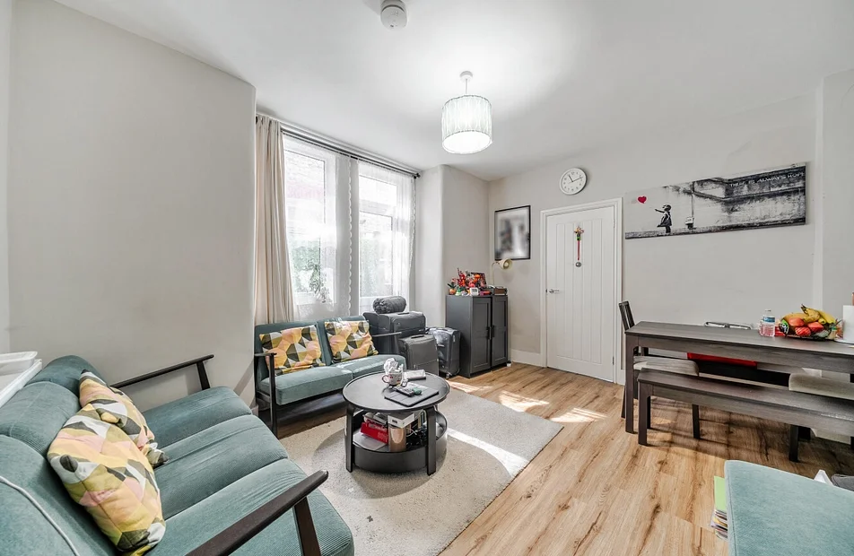 Flat Hoyle Road in Greater London
