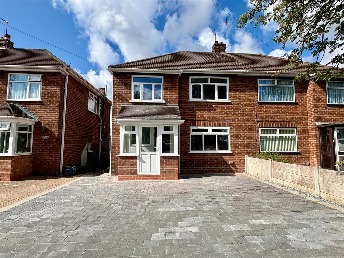 House Dovedale Avenue in Willenhall