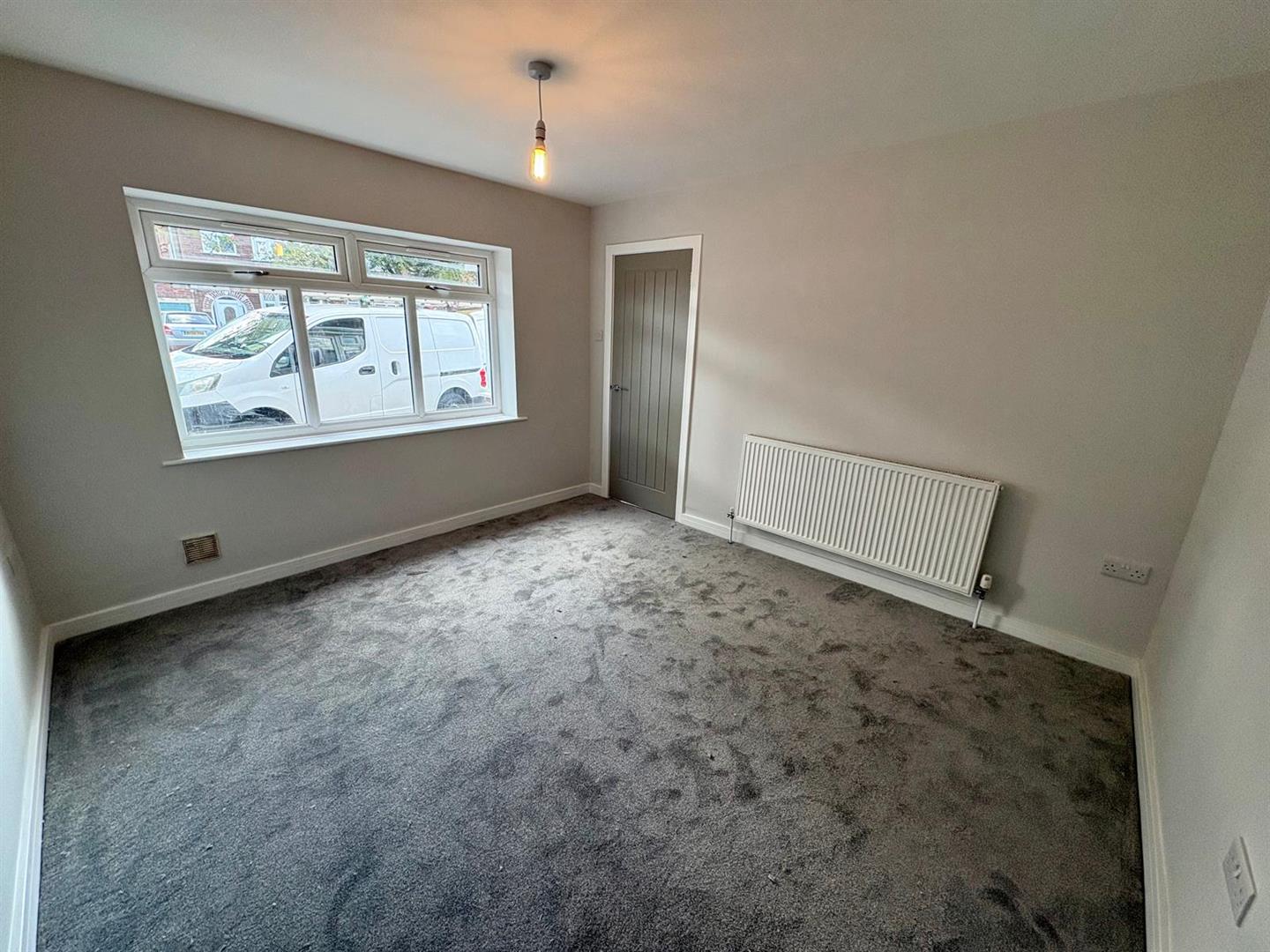 House Dovedale Avenue in Willenhall