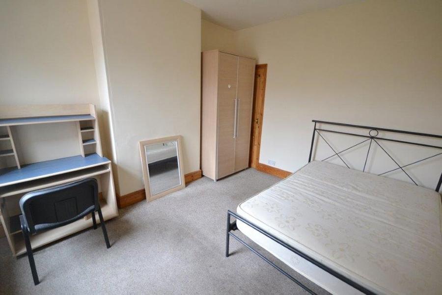 Room Thurlow Road in Leicester