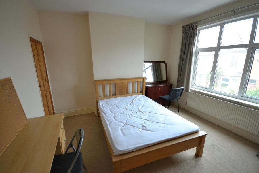 Room Thurlow Road in Leicester