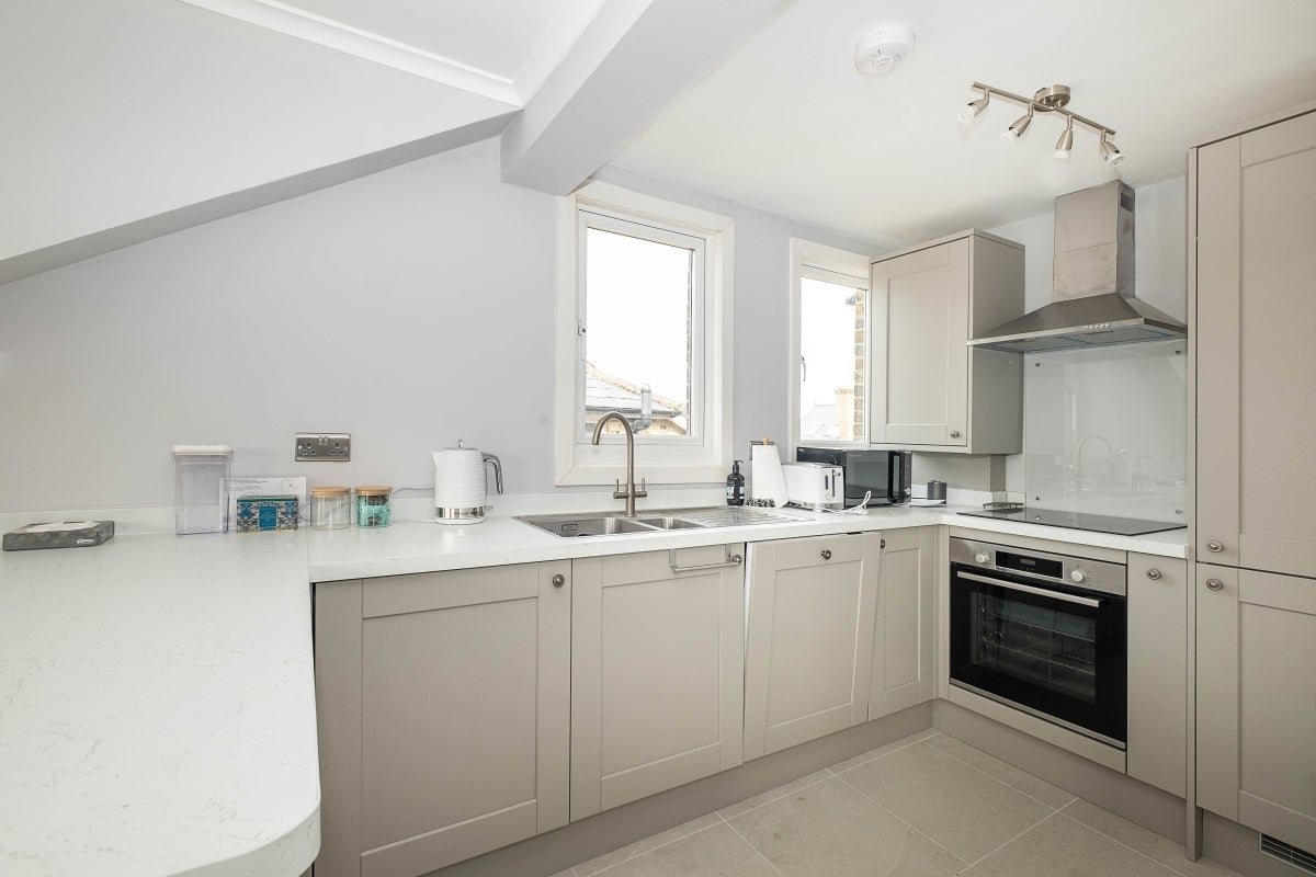 Flat Homefield Road in Greater London