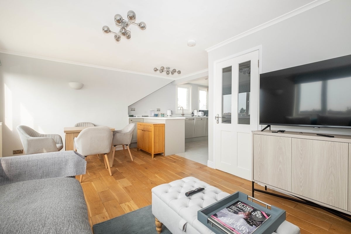 Flat Homefield Road in Greater London