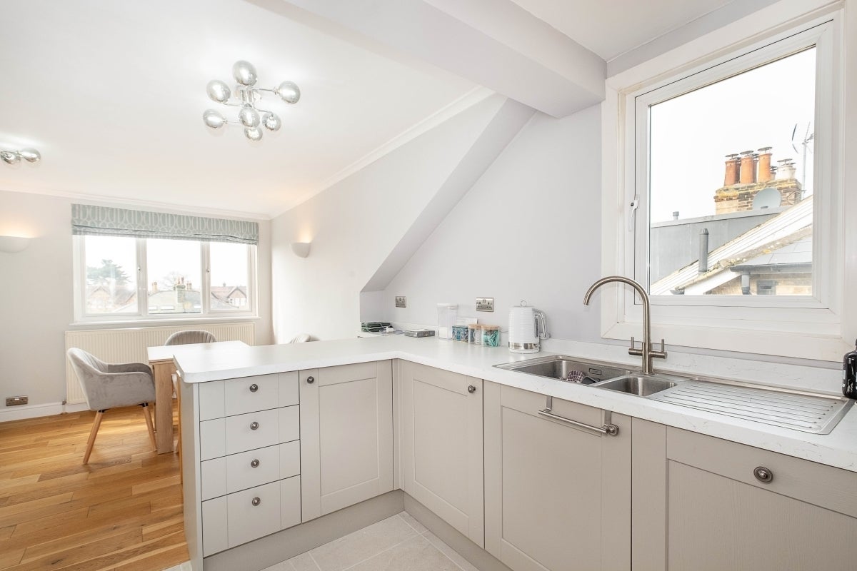 Flat Homefield Road in Greater London
