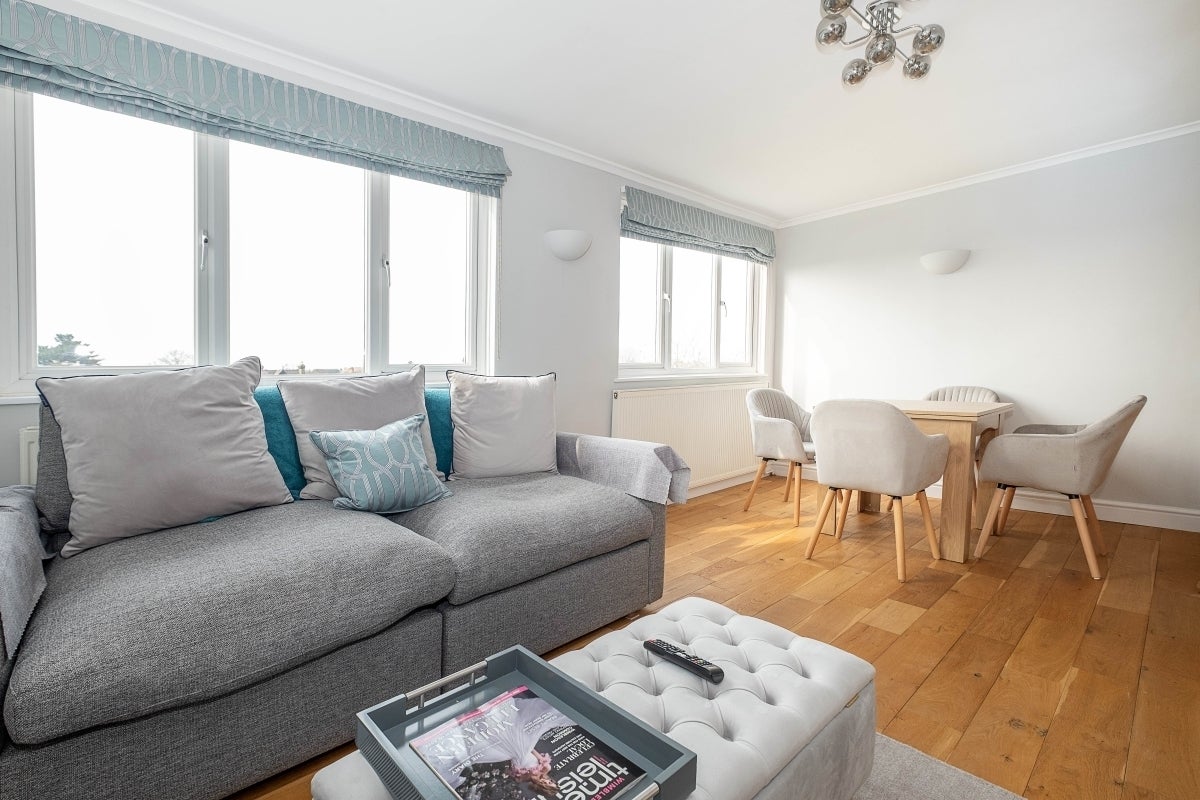 Flat Homefield Road in Greater London