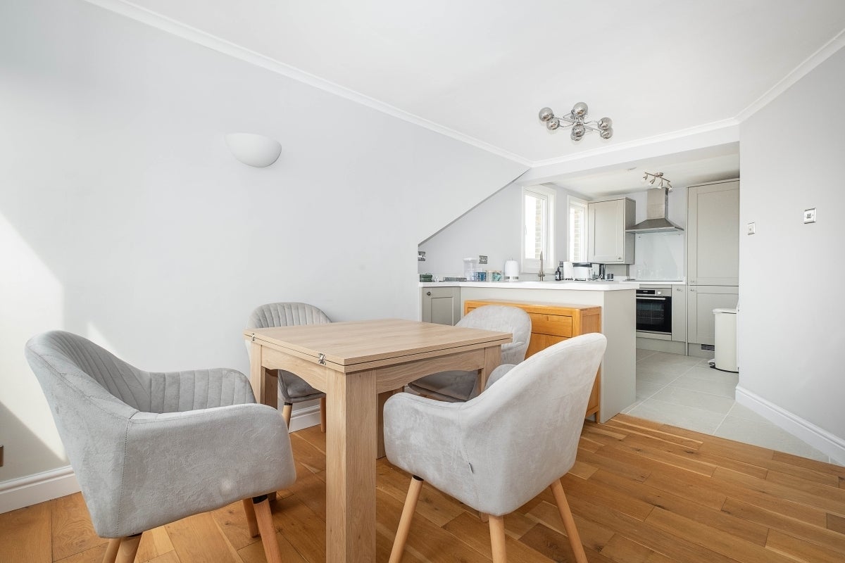 Flat Homefield Road in Greater London