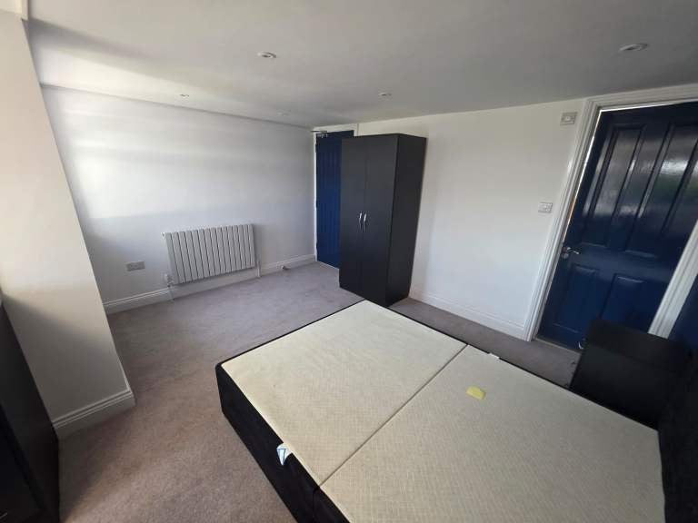 Room Clarendon Road in Luton