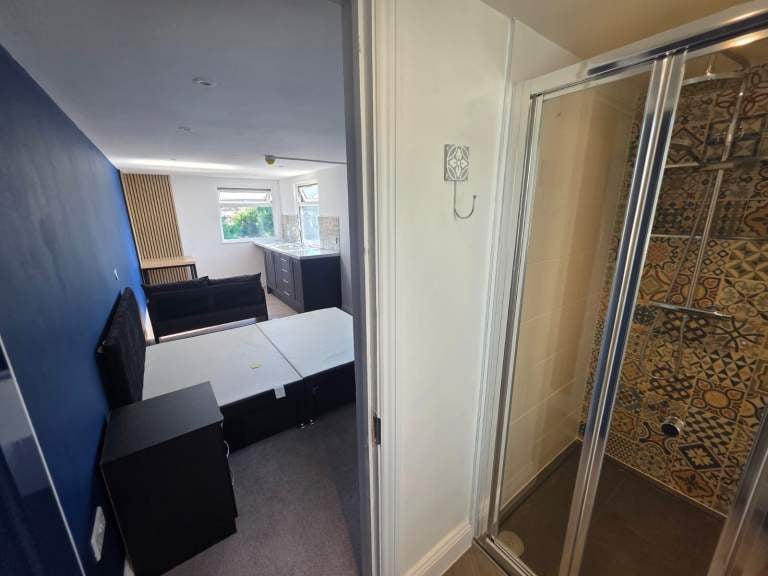 Room Clarendon Road in Luton