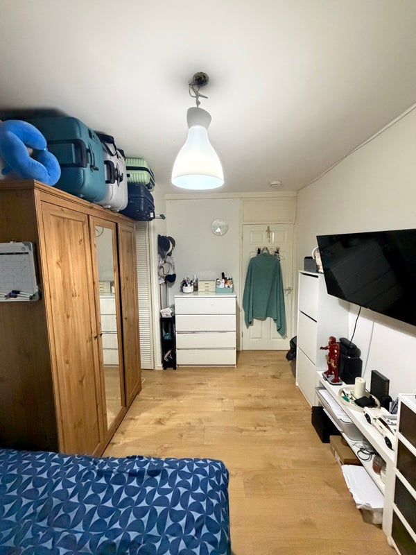 Room Searles Close in Greater London