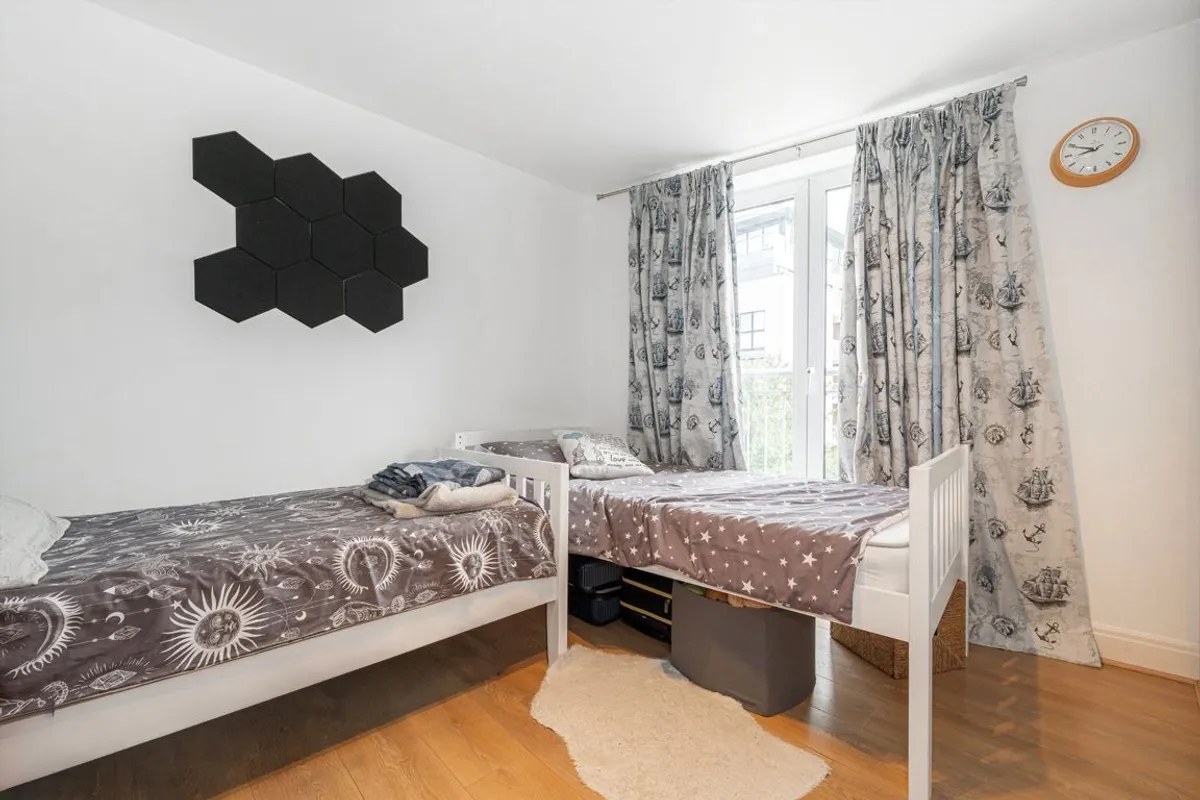 Flat Holland Gardens in London