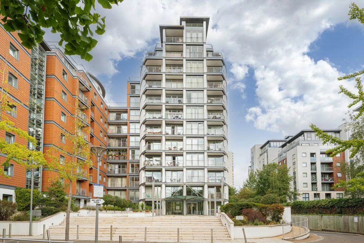Flat Holland Gardens in London
