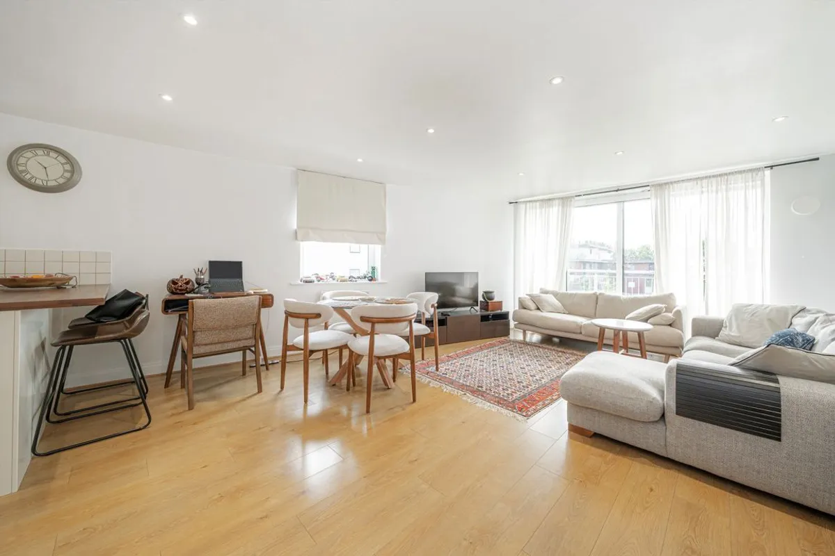 Flat Holland Gardens in London