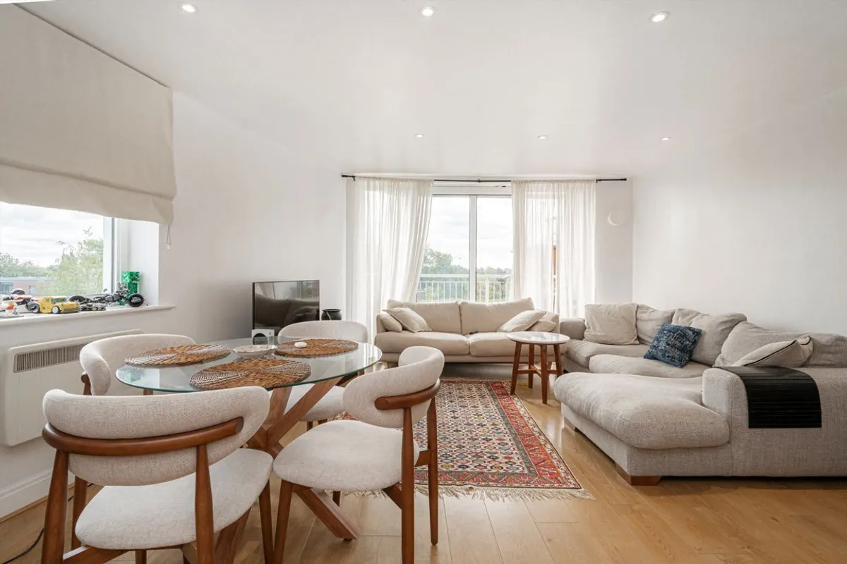 Flat Holland Gardens in London