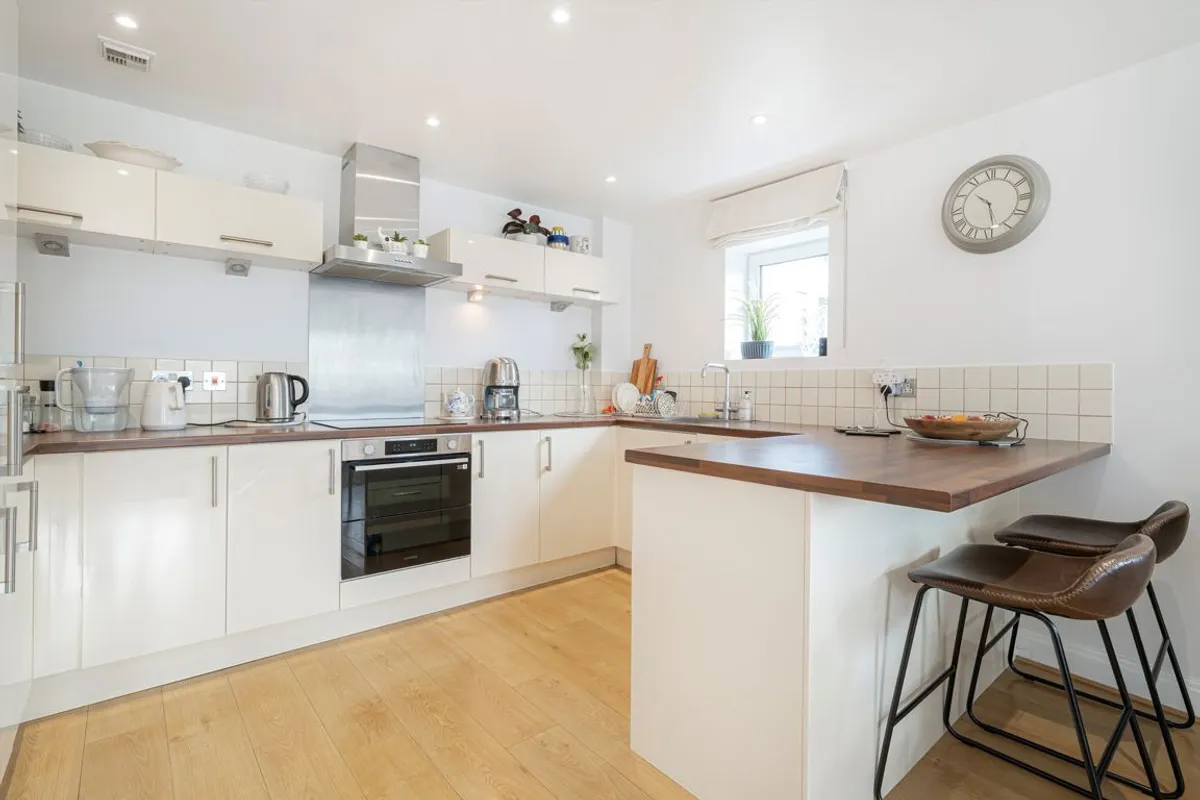 Flat Holland Gardens in London