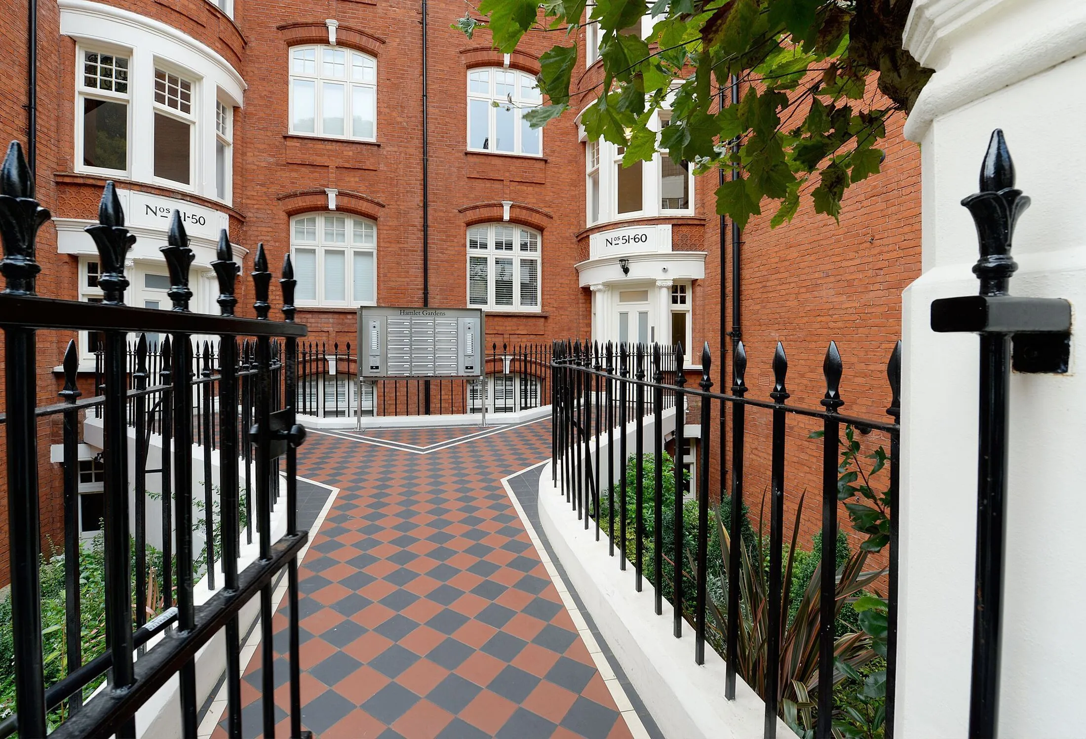Flat Hamlet Gardens in Greater London